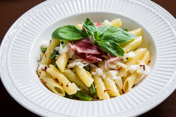 Pasta with ham and goat cheese