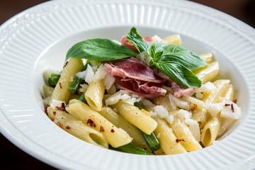 Pasta with ham and goat cheese