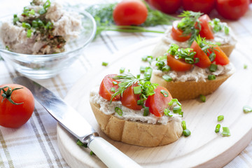 Fototapeta na wymiar Sandwich with raw tomatoes for breakfast, great for those nice days.
