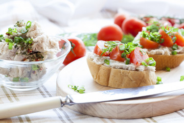 Sandwich with raw tomatoes for breakfast, great for those nice days.