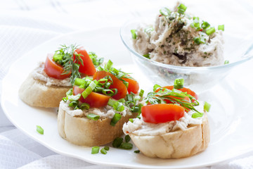 Sandwich with raw tomatoes for breakfast, great for those nice days.