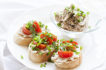 Sandwich with raw tomatoes for breakfast, great for those nice days.
