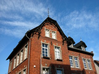Die alte Dorfschule mit schöner alter Backsteinfassade bei Sonnenschein in Wißmar in der Gemeinde...