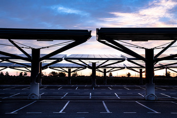 parking vide à la lumière du coucher du soleil