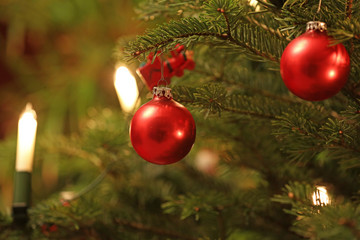 Weihnachtlicher Schmuck am Tannenbaum