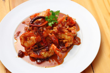 thai shrimp fried with sweet sauce in ceramic dish