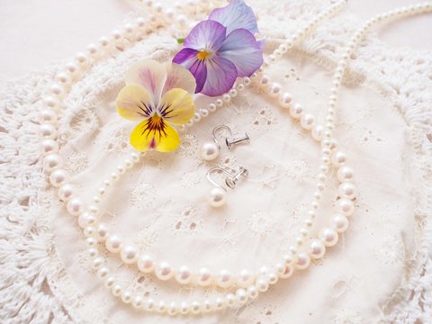 真珠のネックレスとイヤリングとビオラ