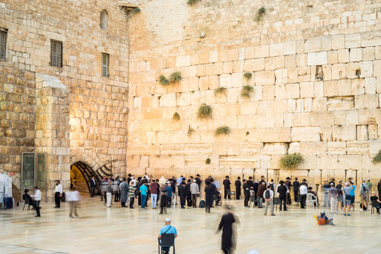 People approaching the Western Wall i Jerusalem