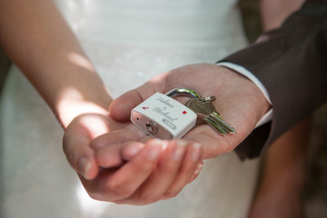 Liebesschloß mit Gravur am Hochzeitstag