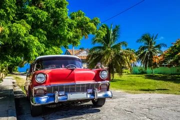 Zelfklevend Fotobehang HDR roter amerikanischer Oldtimer am Strand von Havanna Kuba © mabofoto@icloud.com