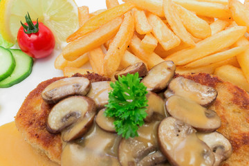 Jägerschnitzel mit Pommes frites - Detailansicht