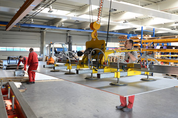 Arbeiter in einer Halle im Stahlbau