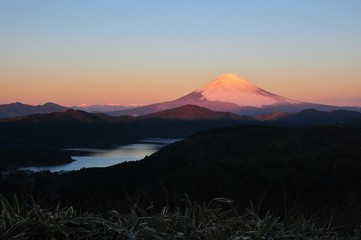 朝の富士山と芦ノ湖
