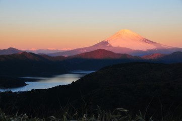 朝の富士山と芦ノ湖
