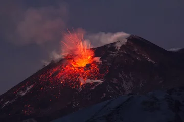 Fotobehang Vulkaanuitbarsting. Mount Etna barst uit de krater Voragine © Wead