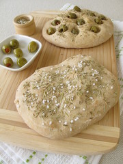 Focaccia Brot mit Oliven oder Rosmarin