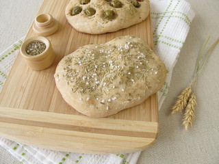 Focaccia Brot mit Oliven oder Rosmarin