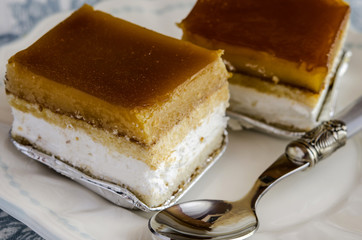Egg yolk cake