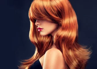 Papier Peint photo Lavable Salon de coiffure Belle fille modèle avec de longs cheveux bouclés rouges. Coiffure et cosmétiques