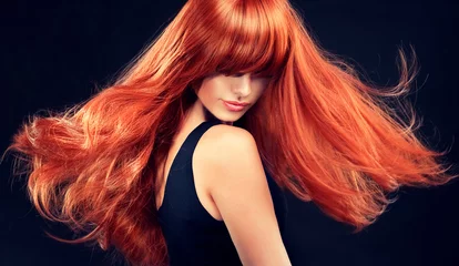 Crédence de cuisine en verre imprimé Salon de coiffure Belle fille modèle avec de longs cheveux bouclés rouges. Coiffure et cosmétiques