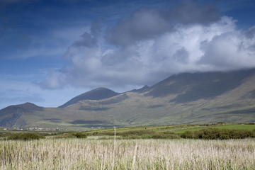 Obraz premium Mountains and Cloudscape in Dingle Peninsula