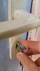 Naklejka premium Fermer une porte à clé