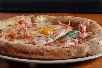 Pizza con huevos y jamon.