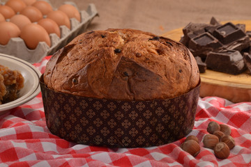 Panettone con chocolate y naranja en ambiente rustico.