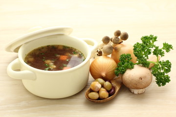 コンソメスープと野菜