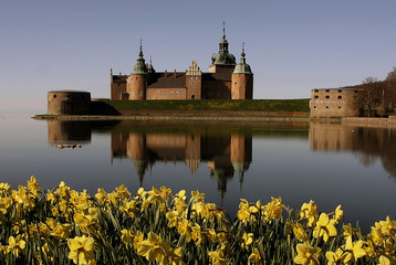 Kalmar slott en vårdag med påsklilior i förgrunden © gorerl