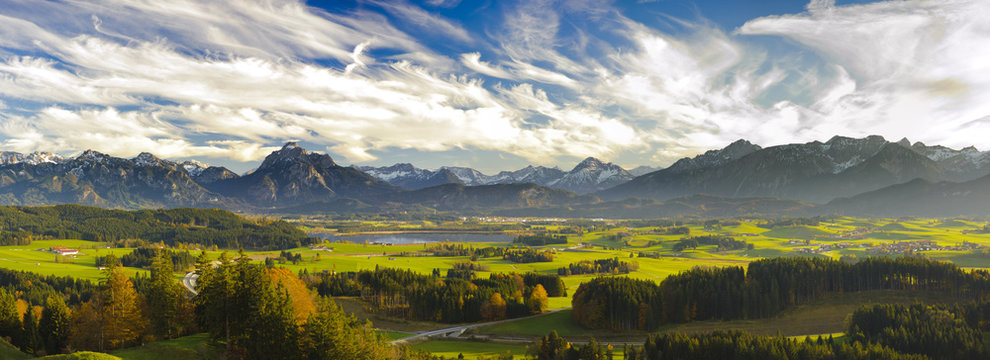 Panorama Landschaft in Bayern mit Berge der Alpen und Forggensee im Allg&auml;u