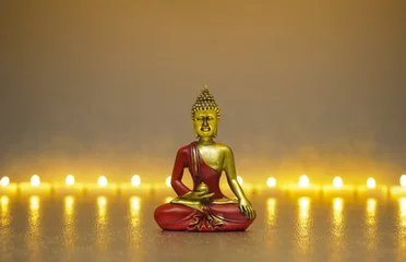 Fototapete Buddha Buddha sitzend in Garten der Meditation mit vielen Kerzen