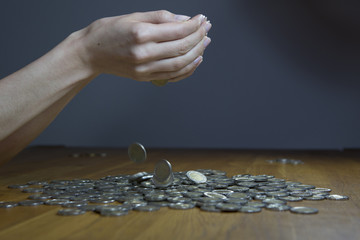 Geld rinnt durch die Finger