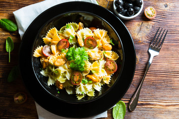 Pasta with cherry tomatoes, mussels and green