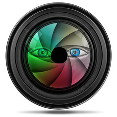 Digitales Kameraobjektiv mit Auge, freigestellt