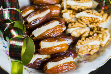 friandises/dates et noix avec pâte d'amande