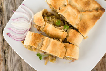 Tortino salato ripieno di carne di manzo, cavolo e cipolla