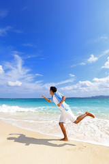 Fototapeta na wymiar 南国の美しいビーチを走る笑顔の男性