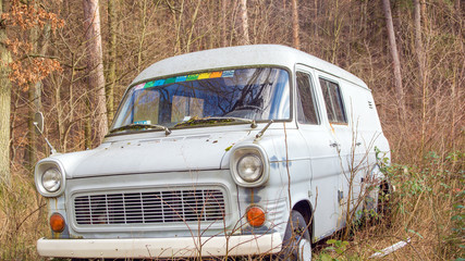 Ruine verlassenes Auto im Wald 