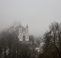 Burg in Aarburg im Nebel