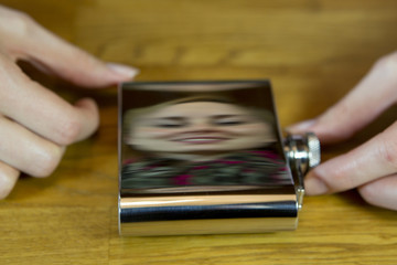 Flachmnn in Frauenhänden