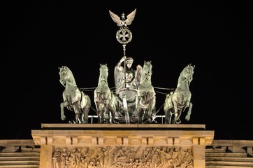 Spitze des Brandenburger Tors bei Nacht © lensvibes