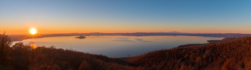 Immagine panoramica del Lago di Bolsena al tramonto - obrazy, fototapety, plakaty