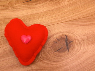 Rote Herzen auf Holz