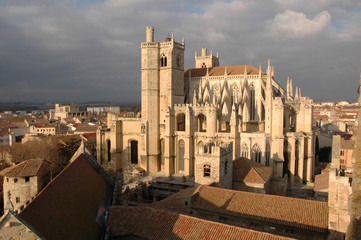 Fototapeta na wymiar Narbonne, la cathédrale Saint-Just vue du haut du donjon