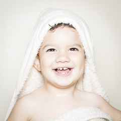Niño con toalla sonriendo después del baño