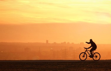Fototapeta premium Silhouette Radler im Sonnenuntergang