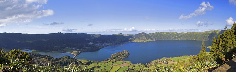 Fototapeta na wymiar Panorama of Lagoa Verde and Lagoa Azul on San Miguel island
