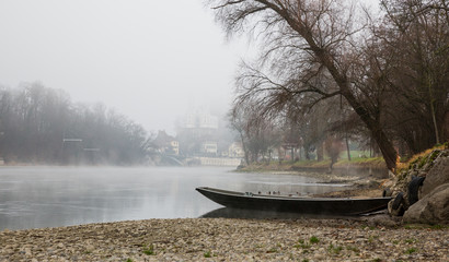 Boot am Fluss im Nebel