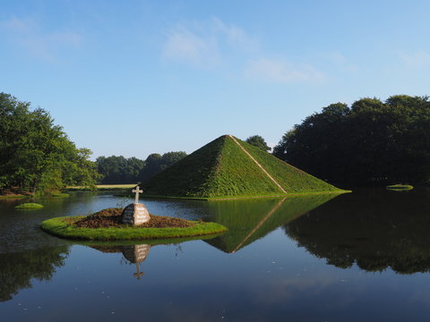 Seepyramide im Schlosspark Branitz in Cottbus
